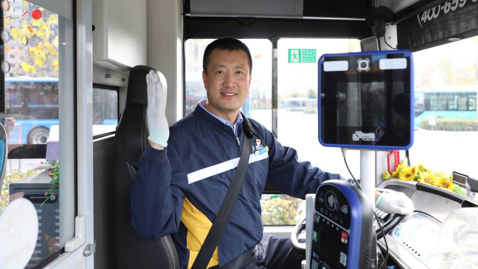 青岛西海岸新区真情巴士驾驶员于义睦获评全国"十大最美公交司机"