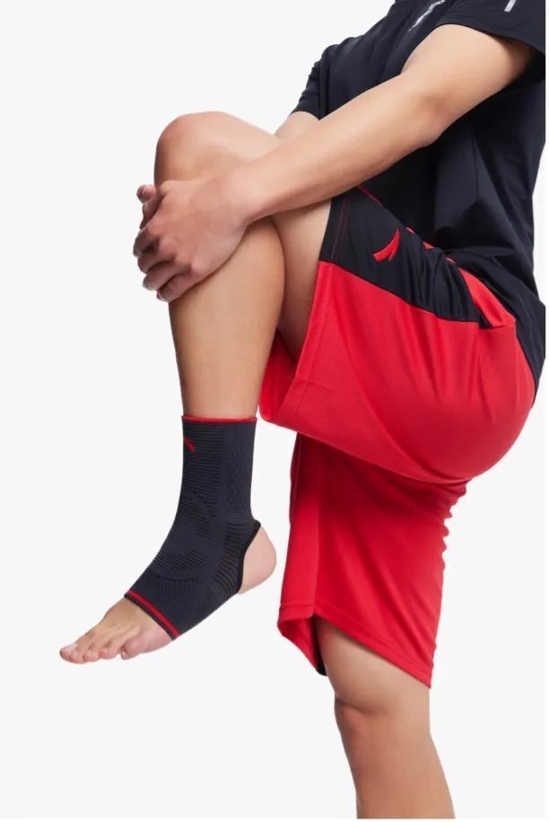 伴有肌肉紧张或抽筋;损伤部位流血不止;损伤部位活动受限,有骨擦感