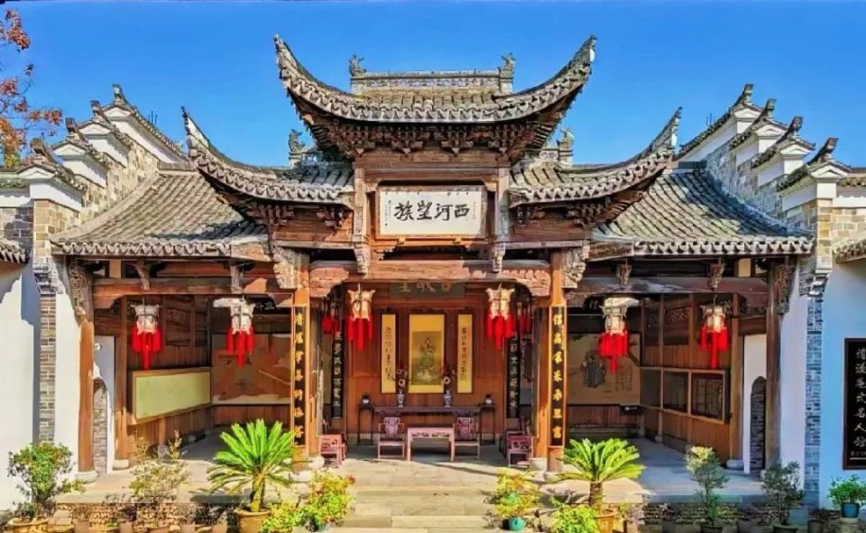 行走的cat小城内有徐霞客曾三次登顶的山峰,有金庸笔下避世古镇的原型