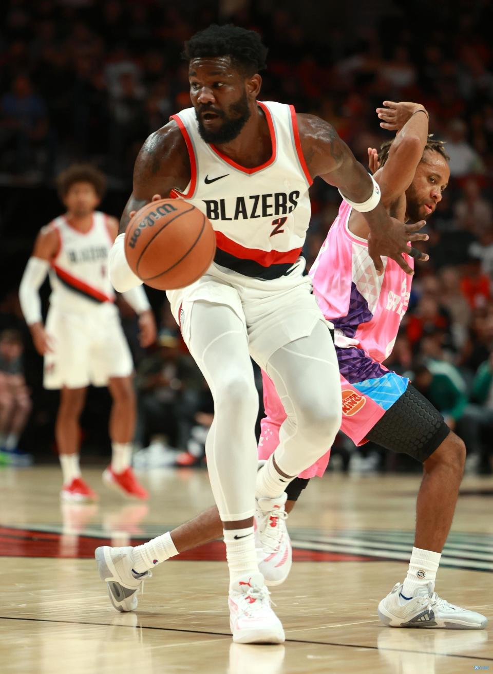 本场比赛,开拓者内线艾顿出战29分钟,投篮12中6,罚球3中1,拿到13分6