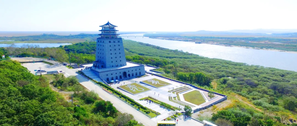 在珲春市防川景区是个赏春踏青的绝佳去处让人心旷神怡山林间树影斑驳