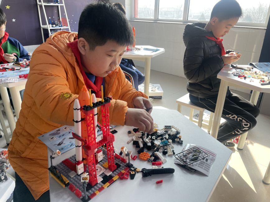 河北蠡县:创客少年机器人搭建赛 点燃科技梦想