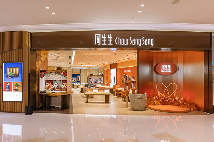 该店为周生生全国第888家店,也是深圳首家全新形象店,旨在打造一站式