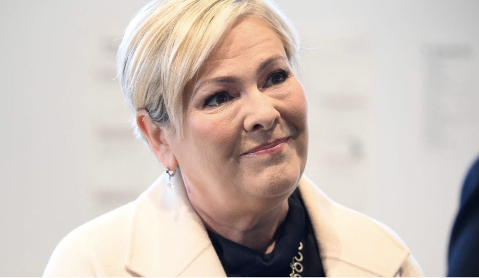 初步计票结果显示托马斯多蒂尔得票率领先 赢得冰岛总统选举