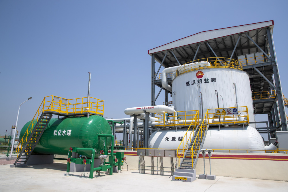 新华社记者 李旭伦 摄6月18日,采油工在位于盘锦市的辽河油田欢喜岭