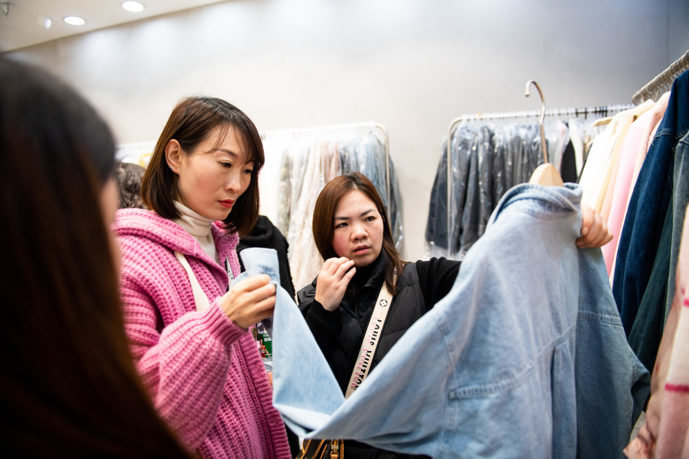 2月28日,批发商在湖南省株洲市芦淞区华丽服装批发大市场选购服饰.