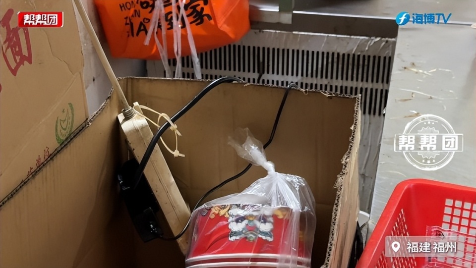 外卖店后厨隐患惊人！明火电器易燃物堆积，你还敢点吗？