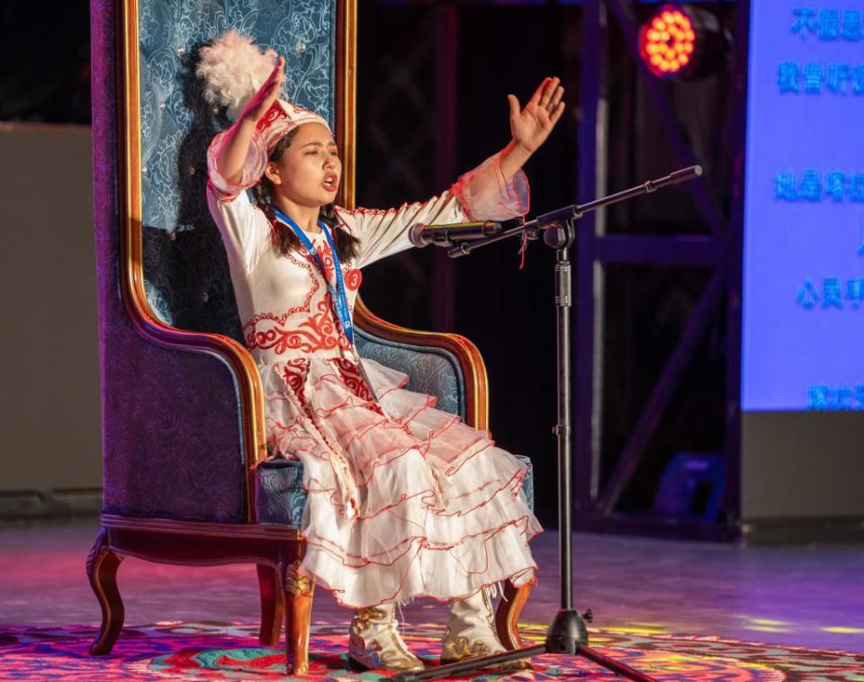 徐贤昊摄53岁的多来提·哈热,作为为数不多的《玛纳斯》女性传承人