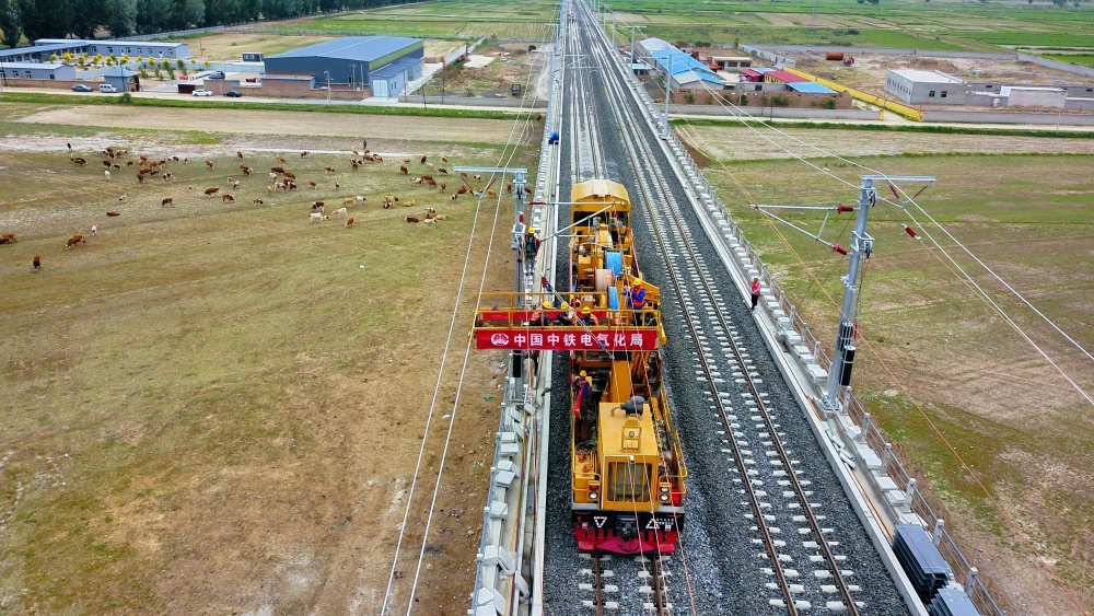 集大原高铁首批接触线成功架设