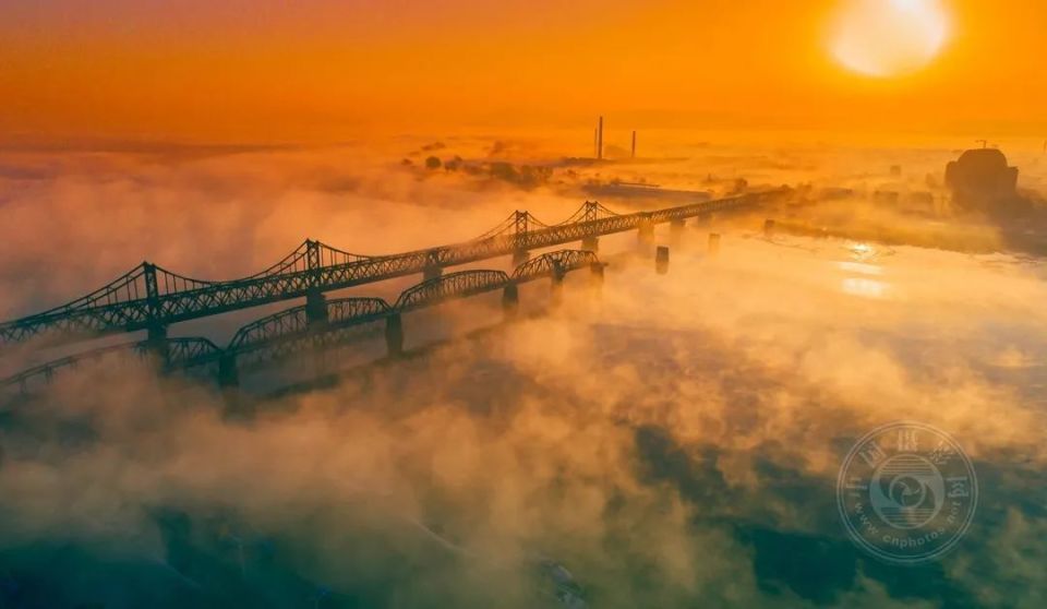 曾伟(辽宁丹东)《鸭绿江之韵》(组照)王宏(吉林延吉)《新境长白山》