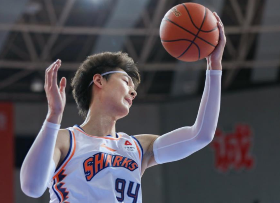 本场比赛,王哲林迎来个人历史时刻,赛前他的cba总得分为8280分,本场