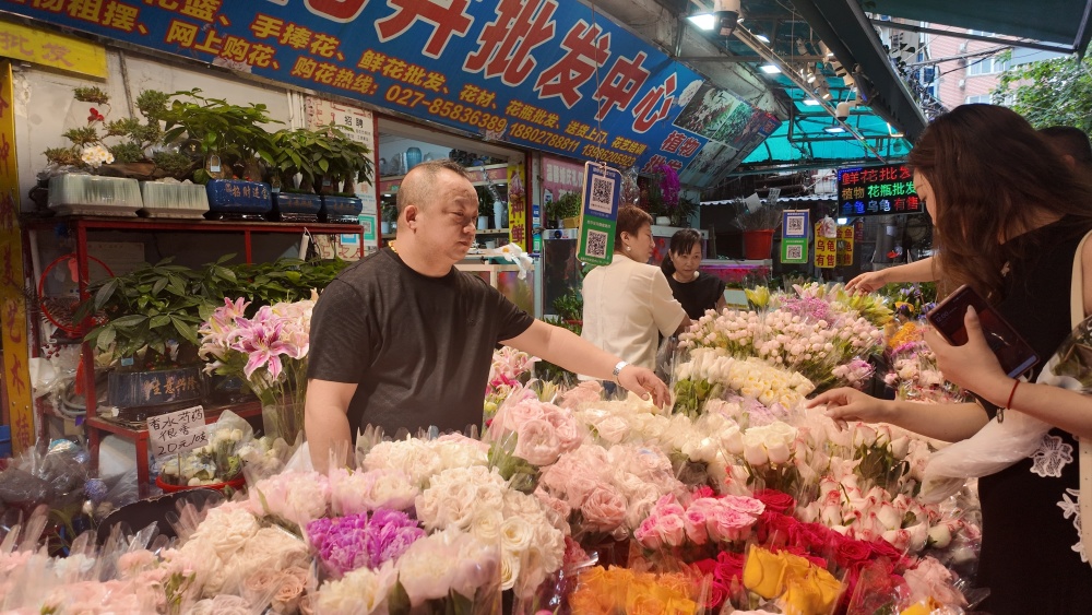 循礼门花市，市民游客选购鲜花和花束。图/九派新闻 曾怡婷