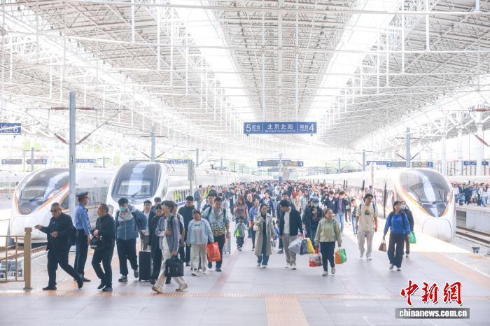 “五一”假期中国跨区域人员流动量预计超15亿人次_腾讯新闻