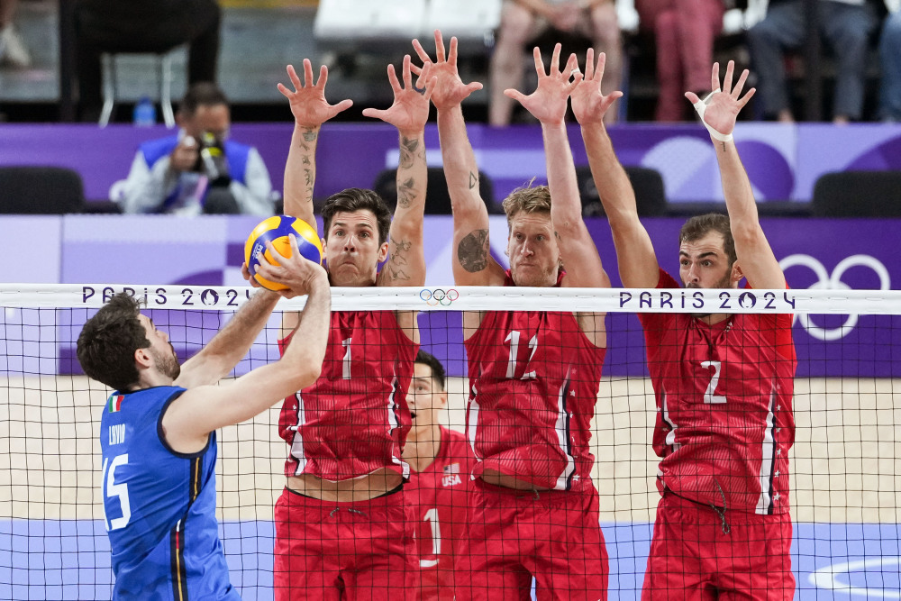 新华社记者 鞠焕宗 摄(左一),德法尔科8月9日,美国队选手霍尔特8月9日