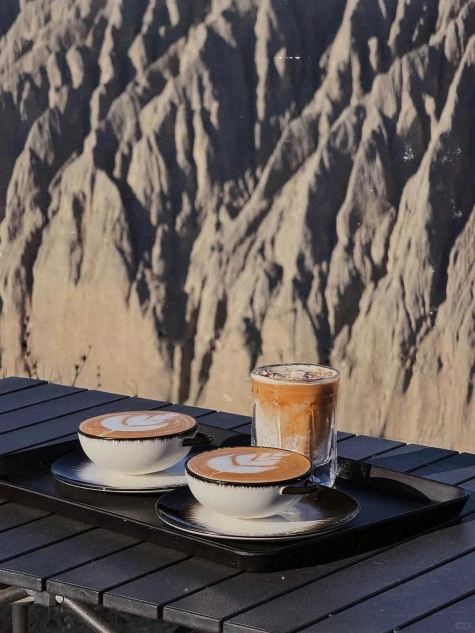 它是由天山雪水亿年冲刷而成的绝迹,有着"独库秘境,亿年奇观"美誉,谷