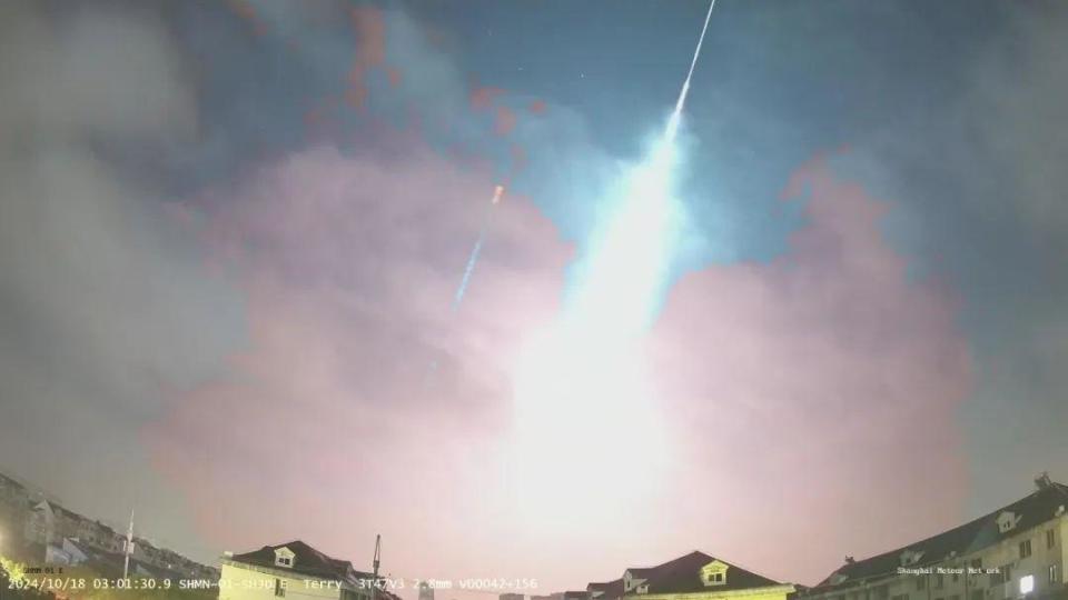 瞬间“黑夜变白天”！惊艳许多人的火流星是什么？_腾讯新闻