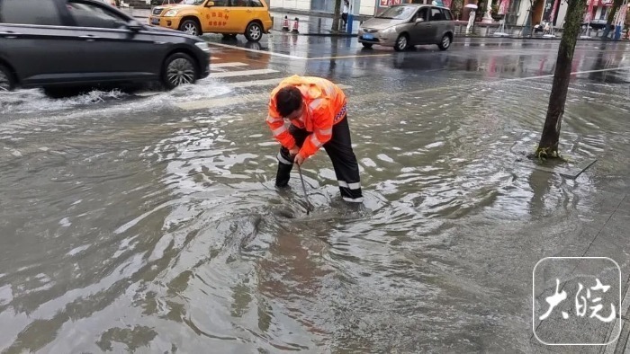 黄山市多地暴雨,部分区域积水严重,当地全力应对