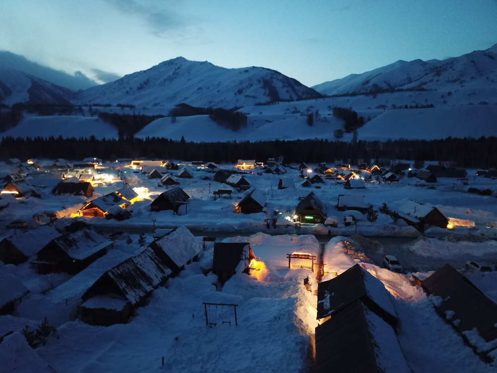 新疆禾木旅游热温暖冬季童话小村