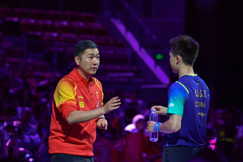 5月31日,林高远(右)与教练刘恒在比赛间隙交流