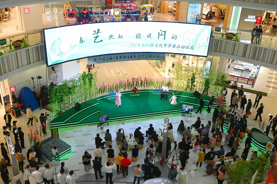 与江桥本土舞者相和,演绎古典舞《墨缘》,令人回味