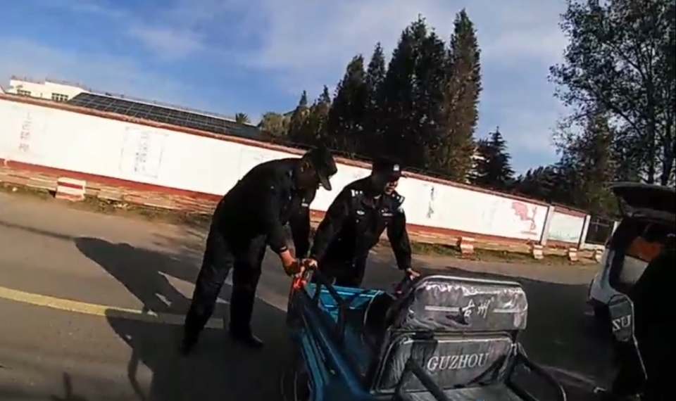 老人骑电动三轮车侧翻沟中,警民合力迅速救援