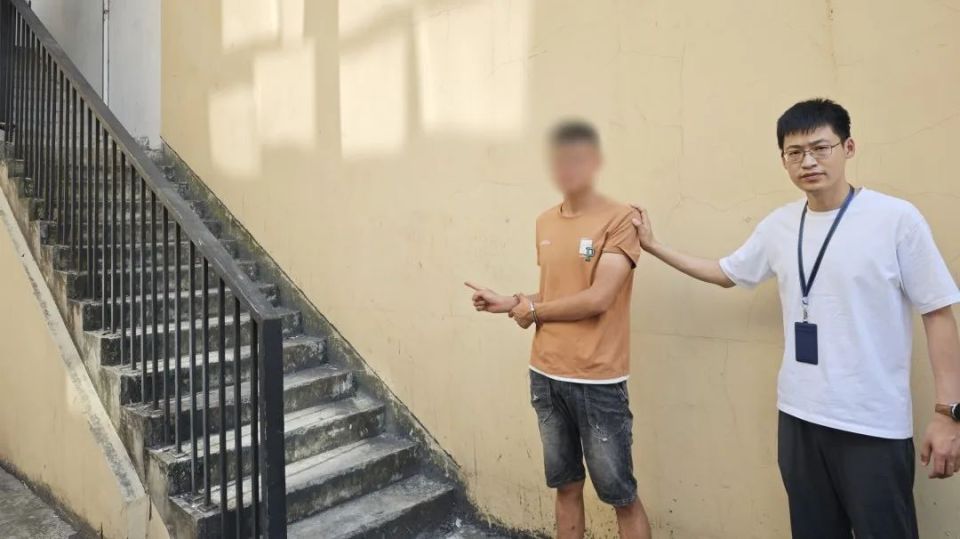 嫌疑人被抓获经过警方不懈追踪成功抓获犯罪嫌疑人汪某面对民警照握