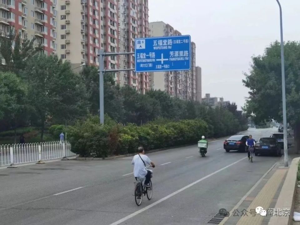 "记者前往小区东门附近探访,小区东门外的五福堂路十字路口路牌显示