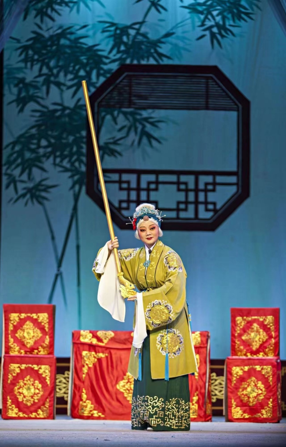 演了24年老人的95后豫剧演员谢彦巧:曾因个头不高