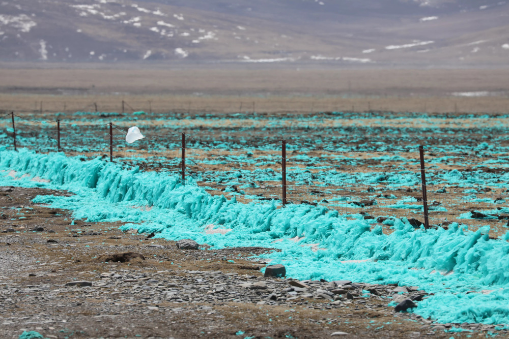 嘉塘草原的"塑料污染"质疑无人认领,无纺布遗留问题亟待解决_腾讯新闻