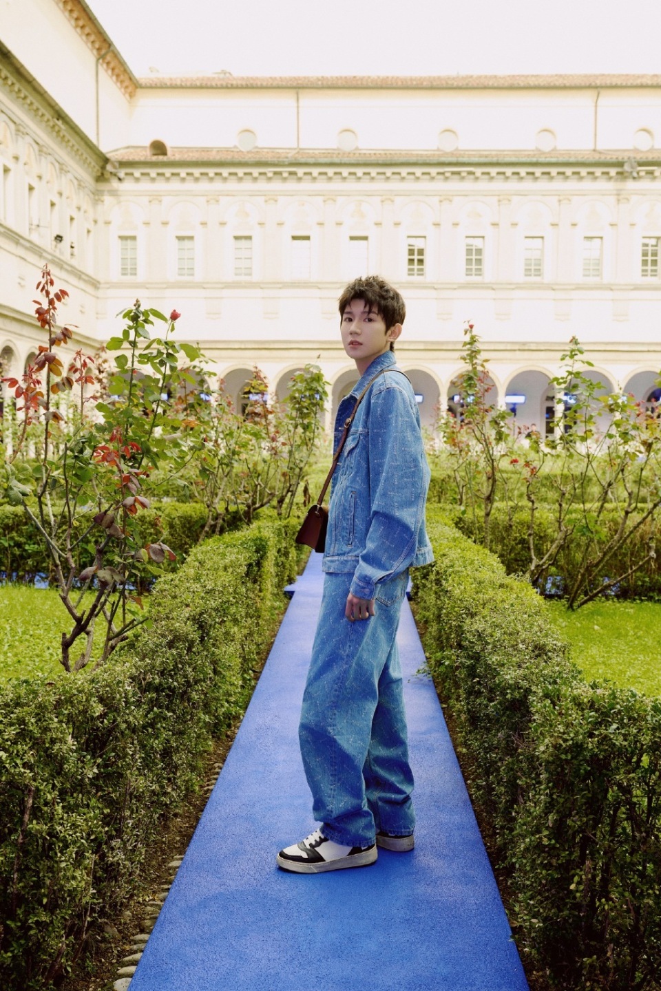 王源米兰看秀,一身丹宁风少年气满满