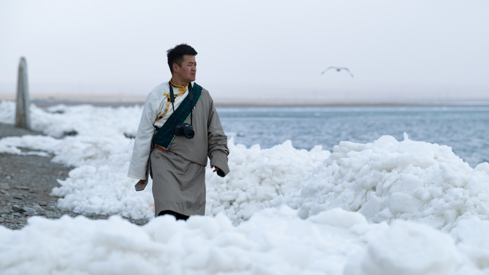 新华全媒乡村新职业丨牧民摄影师用镜头定格青海湖美丽瞬间