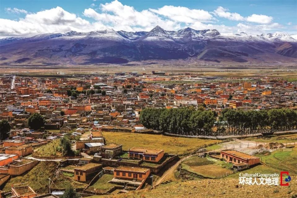 四周尽是连绵起伏的草原,远处山峰层峦叠嶂