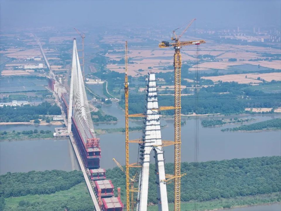 在三个主塔中,3号塔为北主塔,4号塔为中主塔,5号塔为南主塔,高度分别