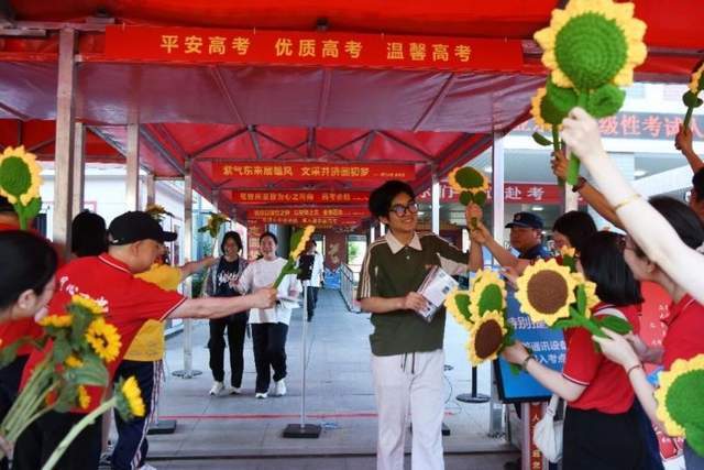 高考成绩揭晓后，孩子竟像变了个人？家长揪心