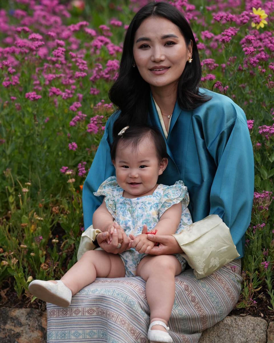 34岁不丹王后怀抱女儿庆生,肉嘟嘟的小公主很可爱,家中爱犬首次露面