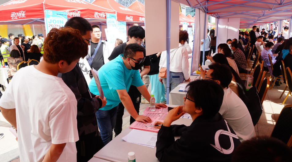 招聘会现场"现在正是用工需求量较大的时期,之前我们在区人社局组织的