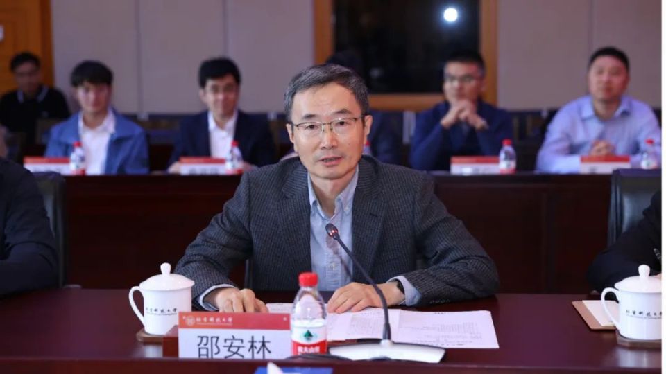 杨仁树首先代表学校对邵安林院士的加盟表示热烈欢迎和衷心的感谢,他