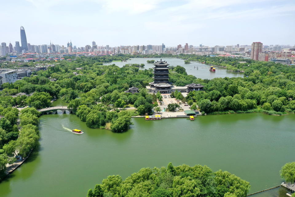 端午节的济南大明湖,绿树青翠湖水碧蓝美如画