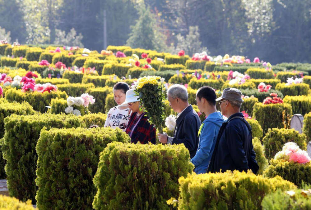 我們可以避開清明當天,只要不動土(立碑,改墳,遷墳),提前或往後三五天