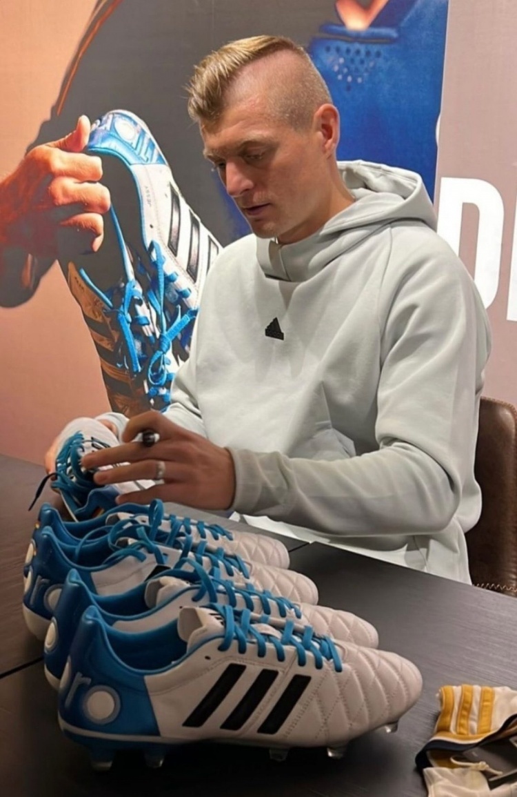 2013年末著名的adipure 11pro被推出,从那时起,克罗斯便对这款球鞋爱