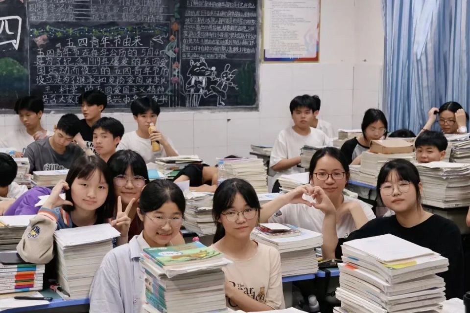 朋友为参加中考的哥哥姐姐加油助威达川区管村初级中学校领导们为初三