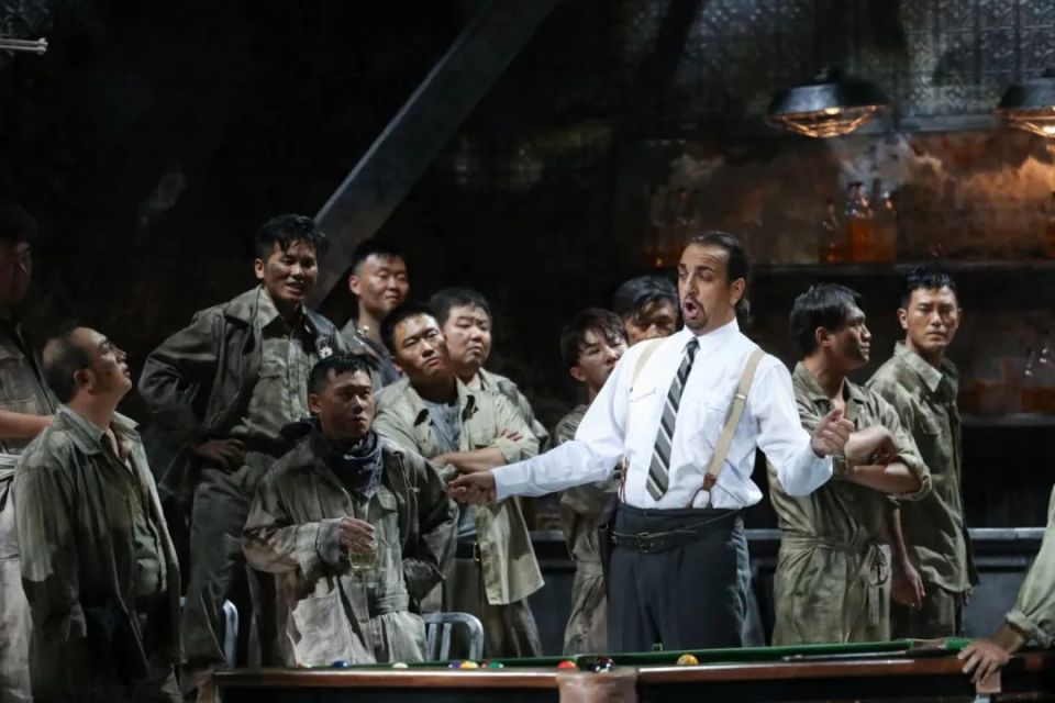 《西部女郎》以十九世纪中期美国加利福尼亚淘金热为背景,讲述了酒吧