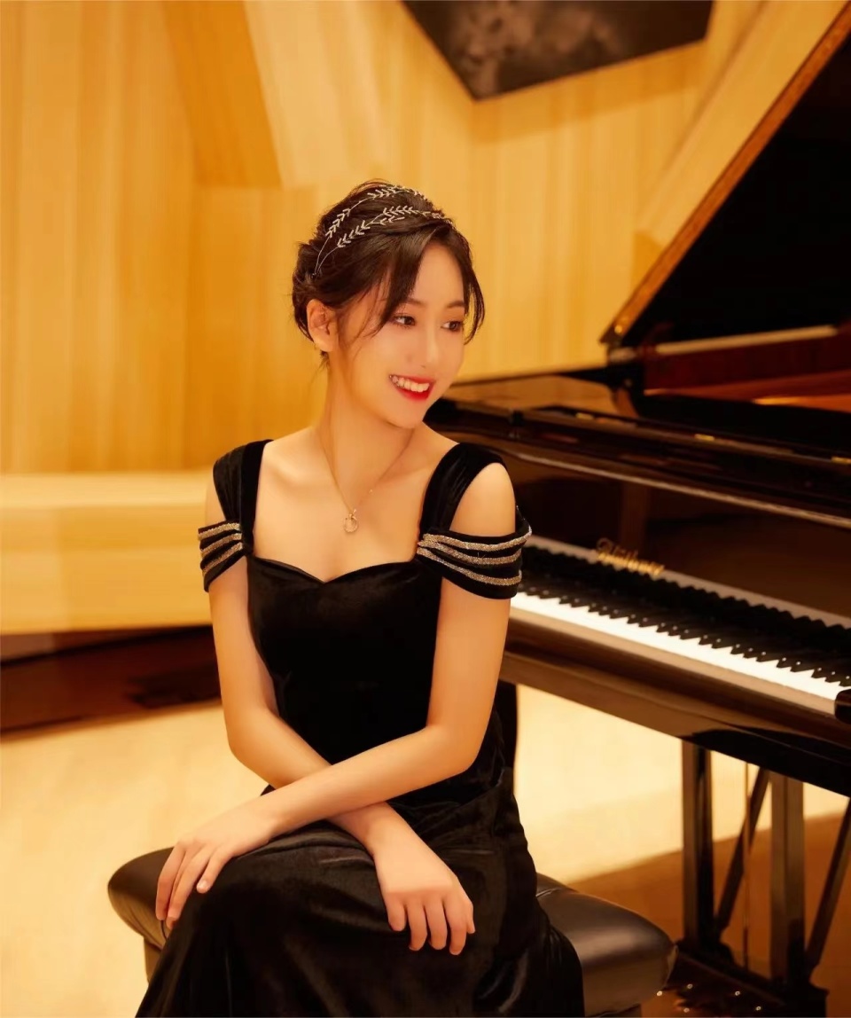 但曾多次获得国内国际比赛奖项,其演奏风格高雅真诚,盛中国先生曾赞誉