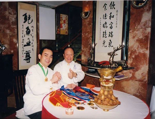 来看,在当时他最得意的头衔是1993年获得了香港鲍鱼宗家杨贯一的赏识