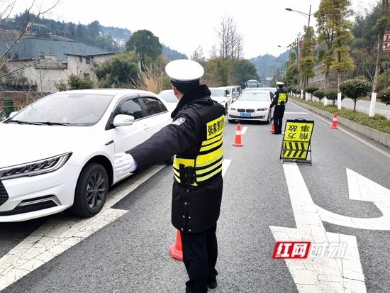 為保障轄區春運期間道路交通安全,張家界市交警支隊直屬二大隊集中