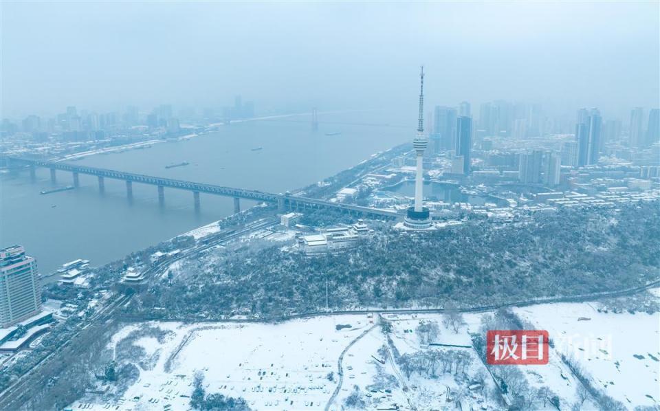 降雪暫歇武漢濱江雪景分外美