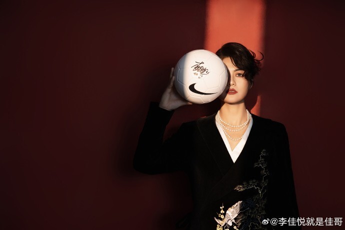 女运动员的另一面李佳悦发布黑白多样风格写真