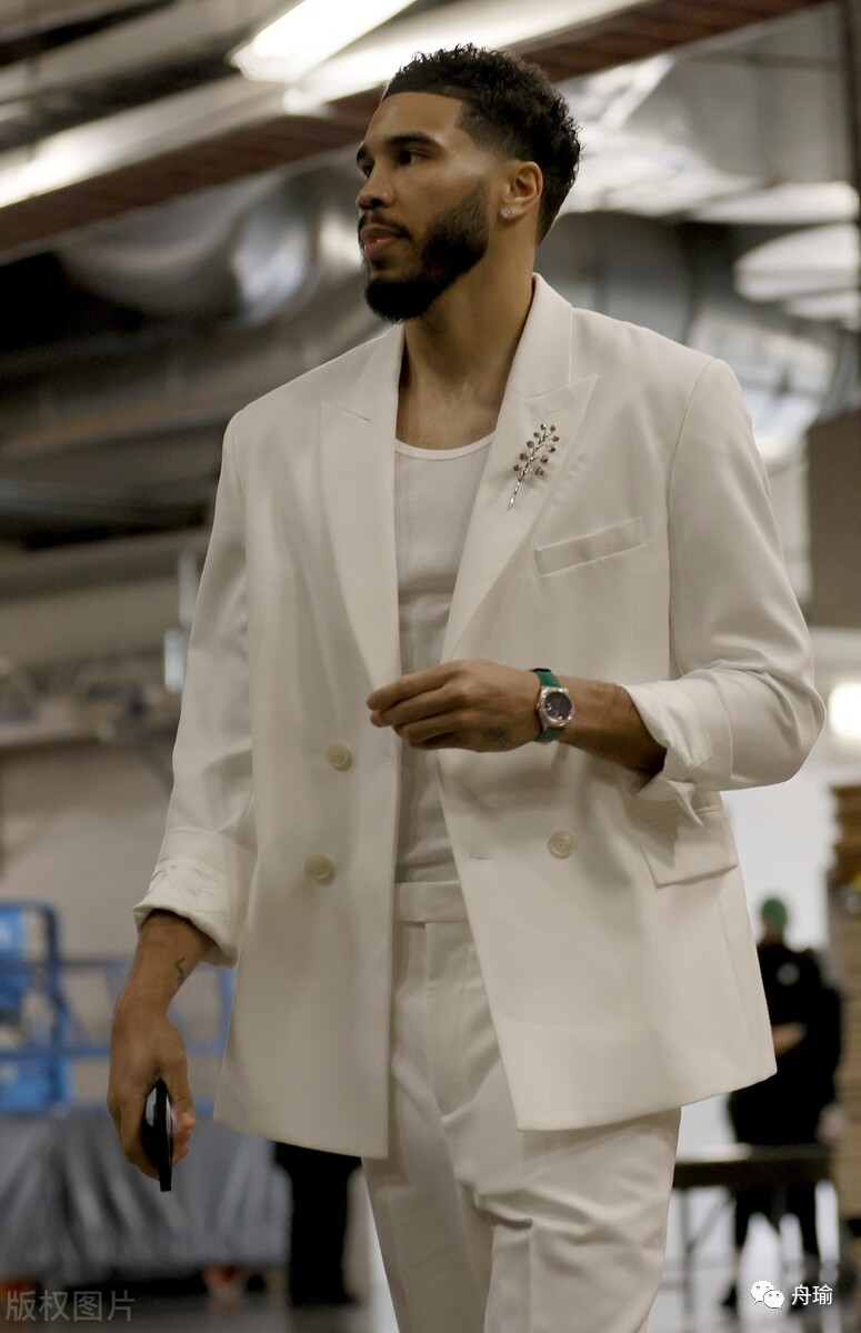 联盟官方公布了本场比赛的裁判组:25号裁判tony brothers领衔,另外两