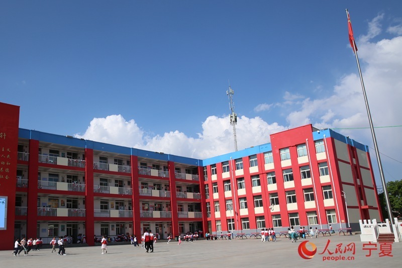 西吉县第一小学已有90年的办学历史,是当地家长口中的"王牌"学校,曾经