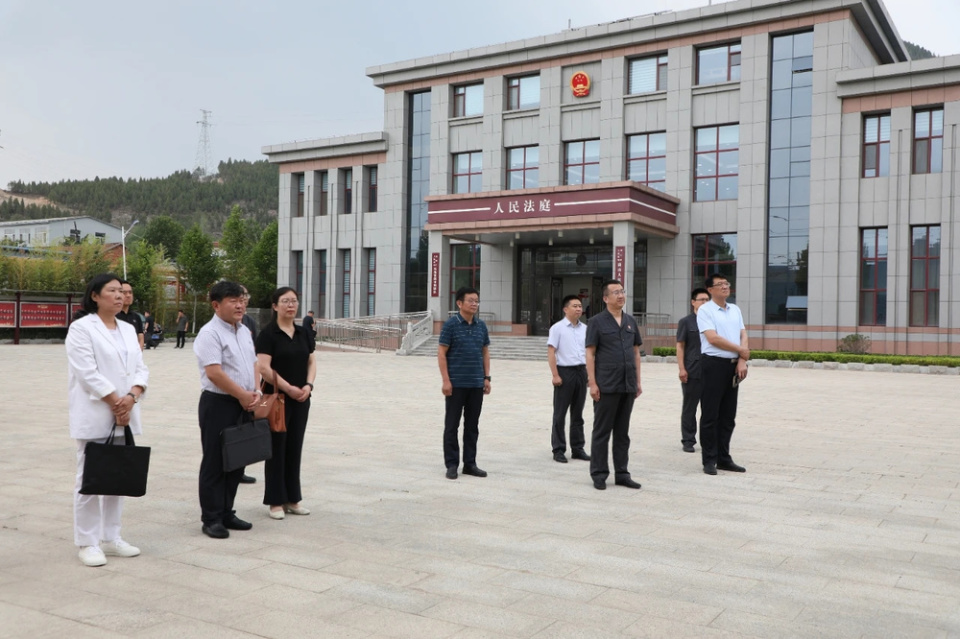 淄博市法院研究室主任刘洋,博山区委政法委副书记赵鹏及淄博电视台